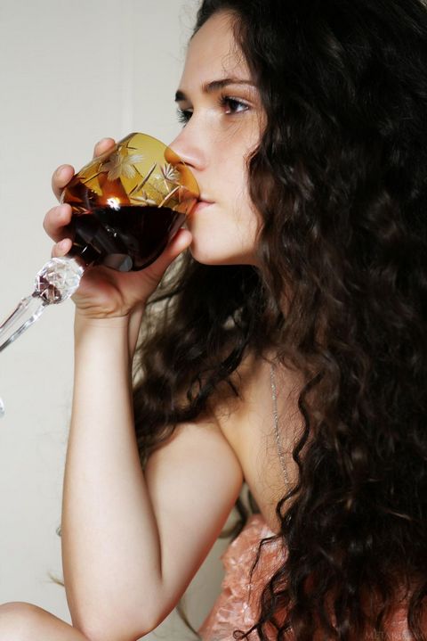Стройняшка брюнетка подросток Ira J обнаженной пьет вино в душе в эту романтичную ночь